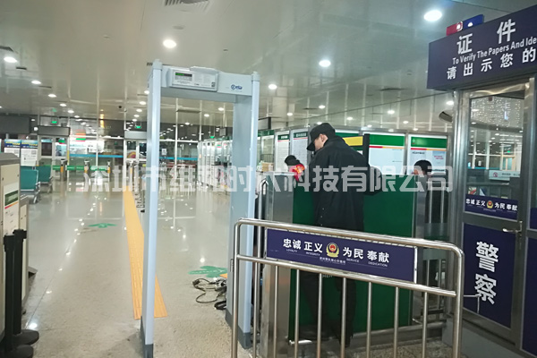 維和時代安檢門廠家為深圳機(jī)場汽車站供應(yīng)金屬探測安檢門[圖]