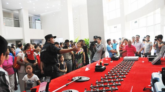 鄭州民警配合火車站三品檢查儀與手持安檢儀安檢熟悉警用裝備[圖]