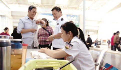 昆明火車站X光機5分鐘安檢掃描發(fā)現(xiàn)2把刀具[圖]