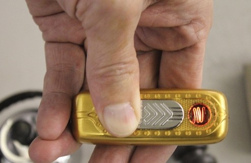 攜帶打火機(jī)上演障眼法終究難逃金屬安檢門掃描[圖]