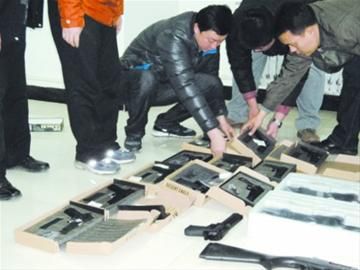 沈陽桃仙機(jī)場安檢機(jī)通道驚險(xiǎn)長管鋼珠槍43支[圖]