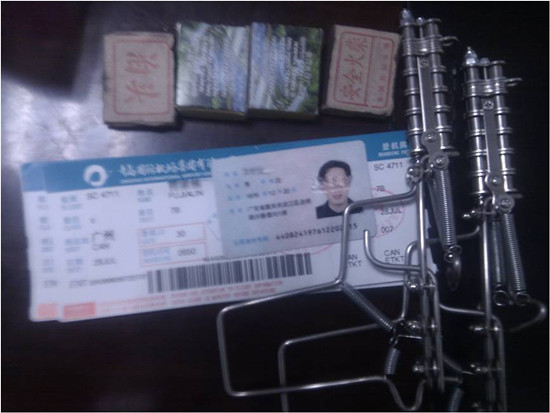 青島機(jī)場啟亞HI-PE金屬探測門攔截?cái)y槍男子[圖]