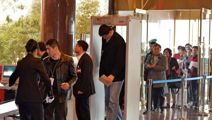 政協(xié)會(huì)議采用HI-PE型號(hào)安檢門(mén) 姚明低頭過(guò)安檢圖