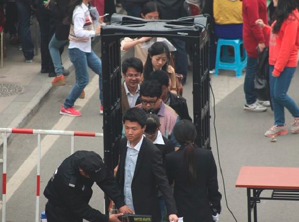 山東大學(xué)校園招聘會(huì)配置M-SCOPE進(jìn)口品牌安檢門[圖]