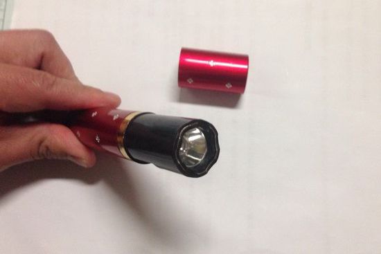 黃山機場安檢查獲微型“手電式電擊器”