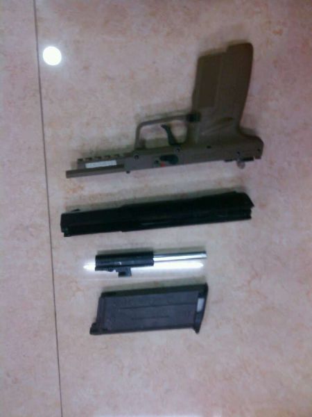 旅客逃避機(jī)場安檢門檢查 鞋內(nèi)藏金屬仿真槍管被查獲