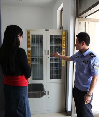 泉山法院展示安檢門(mén)檢測(cè)攔截違禁物品[圖]