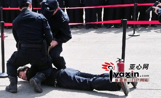 烏魯木齊市92個(gè)BRT站臺(tái)陸續(xù)裝安檢門(mén)