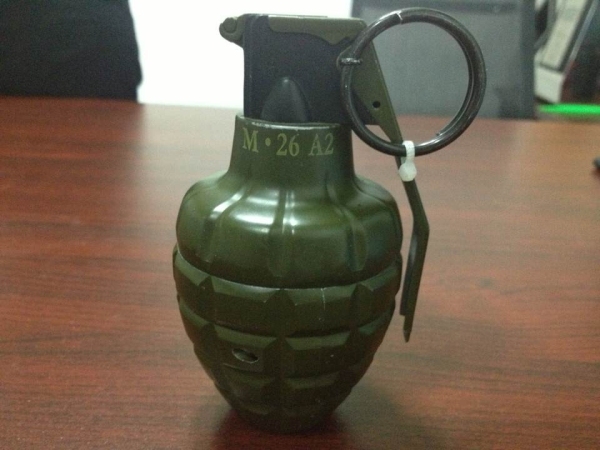 機(jī)場安檢機(jī)檢測(cè)標(biāo)準(zhǔn)高   新疆博樂發(fā)現(xiàn)手雷式打火機(jī)[圖]