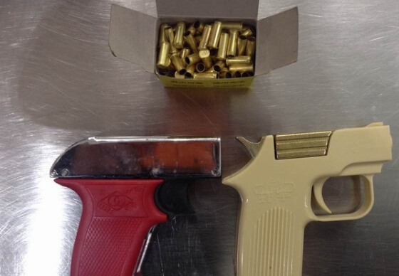 南京機(jī)場安檢門通道查獲兩把發(fā)令槍[圖]