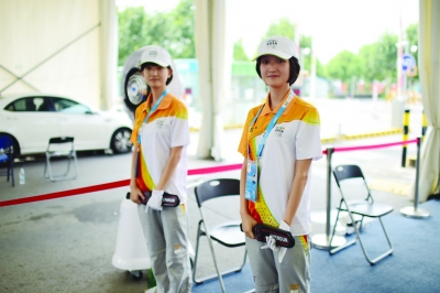 奧體安檢口&ldquo;姐妹花&rdquo;采用手持式金屬探測(cè)器把關(guān)安檢[圖]