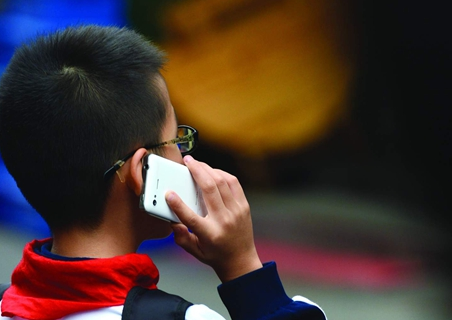 成都一學(xué)校使用金屬探測(cè)器防止學(xué)生帶手機(jī)