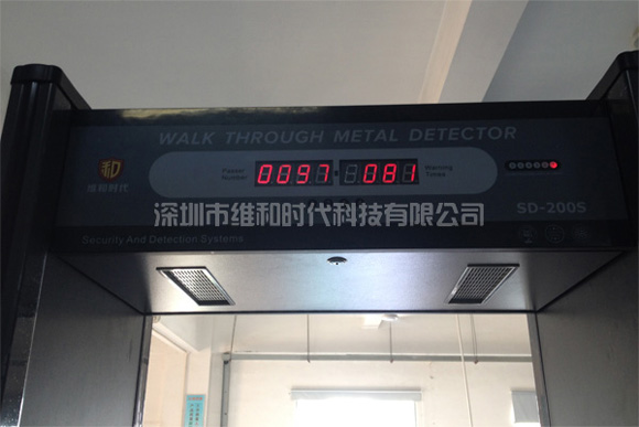 長春市安全高考過安檢門時(shí)有些小緊張