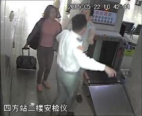 一男子硬闖青島長途站 80公斤重安檢門被推倒[圖]