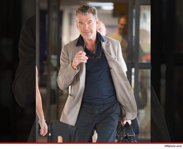 布魯斯南攜刀上飛機(jī)過(guò)金屬安檢門被攔