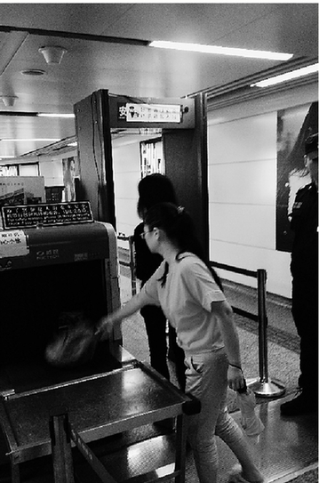 夏天小偷頻出沒，地鐵站裝上安檢門