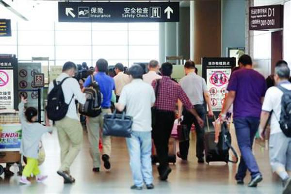 機(jī)場(chǎng)安檢門金屬探測(cè)不含糊 藏匿打火機(jī)將移交公安