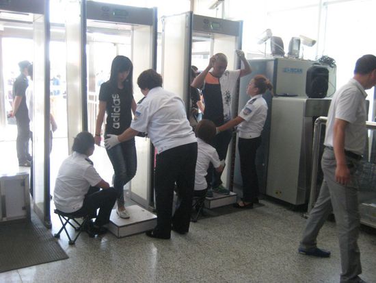 呼和浩特鐵路公安處集寧南站使用金屬安全門加強(qiáng)安檢