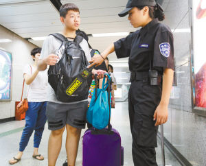 地鐵使用手持金屬探測儀 攜帶發(fā)膠也危險(xiǎn)