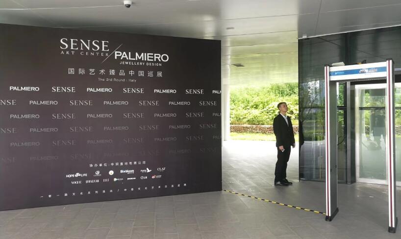 國際藝術(shù)臻品中國巡展會采用維和時代安檢門廠家供應(yīng)的金屬探測門[圖]