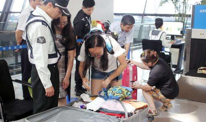 白云機(jī)場金屬探測安檢門通道發(fā)現(xiàn)活倉鼠敲響警報(bào)[圖]