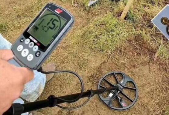 金屬探測(cè)器.jpg 金屬探測(cè)器.jpg