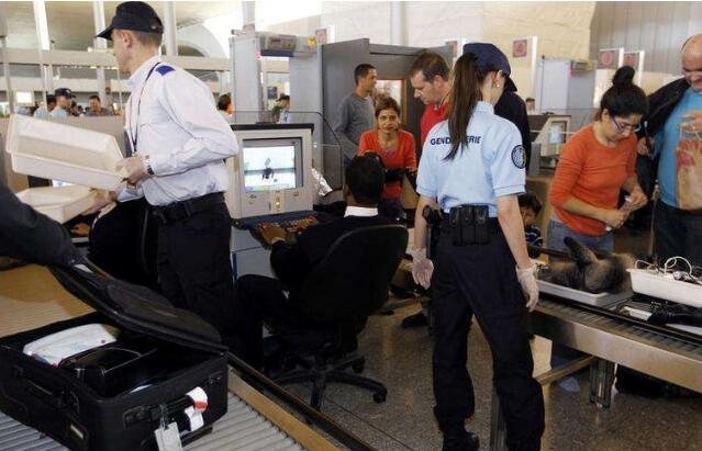 烏機(jī)場分公司安檢總站設(shè)立高端安檢門提升安檢水平