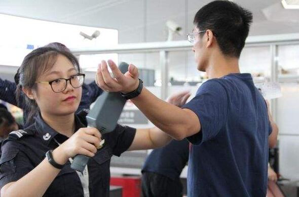 堅守空防安全，安檢門通道工作忙！