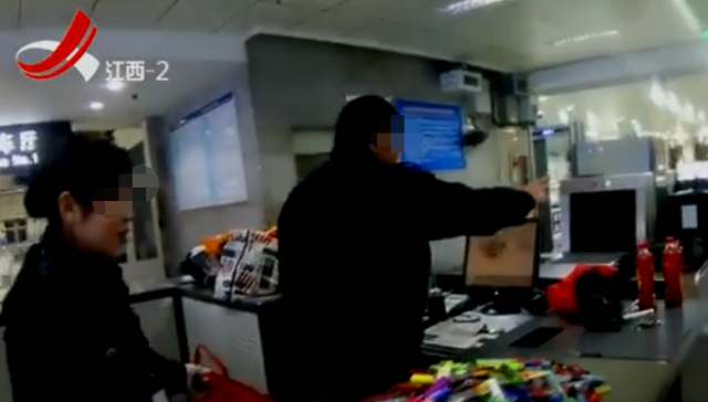 男子三年積攢420只打火機(jī)被車站金屬安檢門報(bào)警攔截.png 男子三年積攢420只打火機(jī)被車站金屬安檢門報(bào)警攔截.png