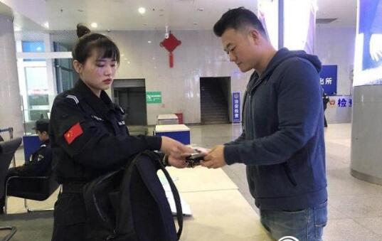 安檢門廠家：粗心乘客過安檢忘拿包安檢員緊急尋人送還！