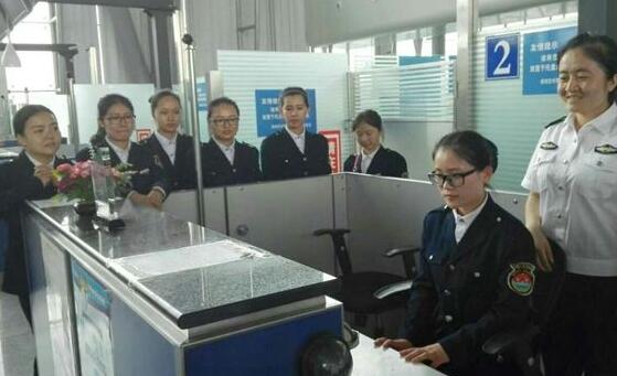 烏魯木齊機場安檢總站安檢門及金屬探測器技術(shù)培訓(xùn)與時俱進.jpg 烏魯木齊機場安檢總站安檢門及金屬探測器技術(shù)培訓(xùn)與時俱進.jpg