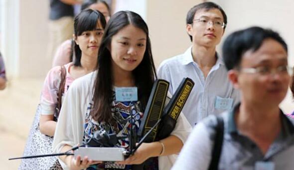 成都高考中考期間需經(jīng)過學(xué)校金屬探測儀安檢.jpg 成都高考中考期間需經(jīng)過學(xué)校金屬探測儀安檢.jpg