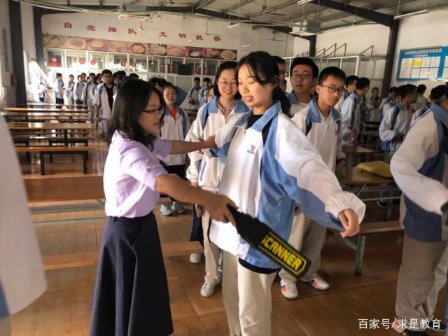 學(xué)校金屬探測(cè)器檢測(cè)方案:記高三高考考前安檢演練活動(dòng).jpeg 學(xué)校金屬探測(cè)器檢測(cè)方案:記高三高考考前安檢演練活動(dòng).jpeg