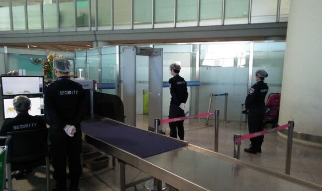 測溫安檢門-首都機場安保公司積極行動開展疫情防控工作.jpg 測溫安檢門-首都機場安保公司積極行動開展疫情防控工作.jpg