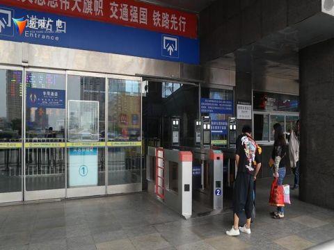 測(cè)溫安檢門發(fā)揮威力 岳陽(yáng)對(duì)這6趟北上火車實(shí)施二次安檢