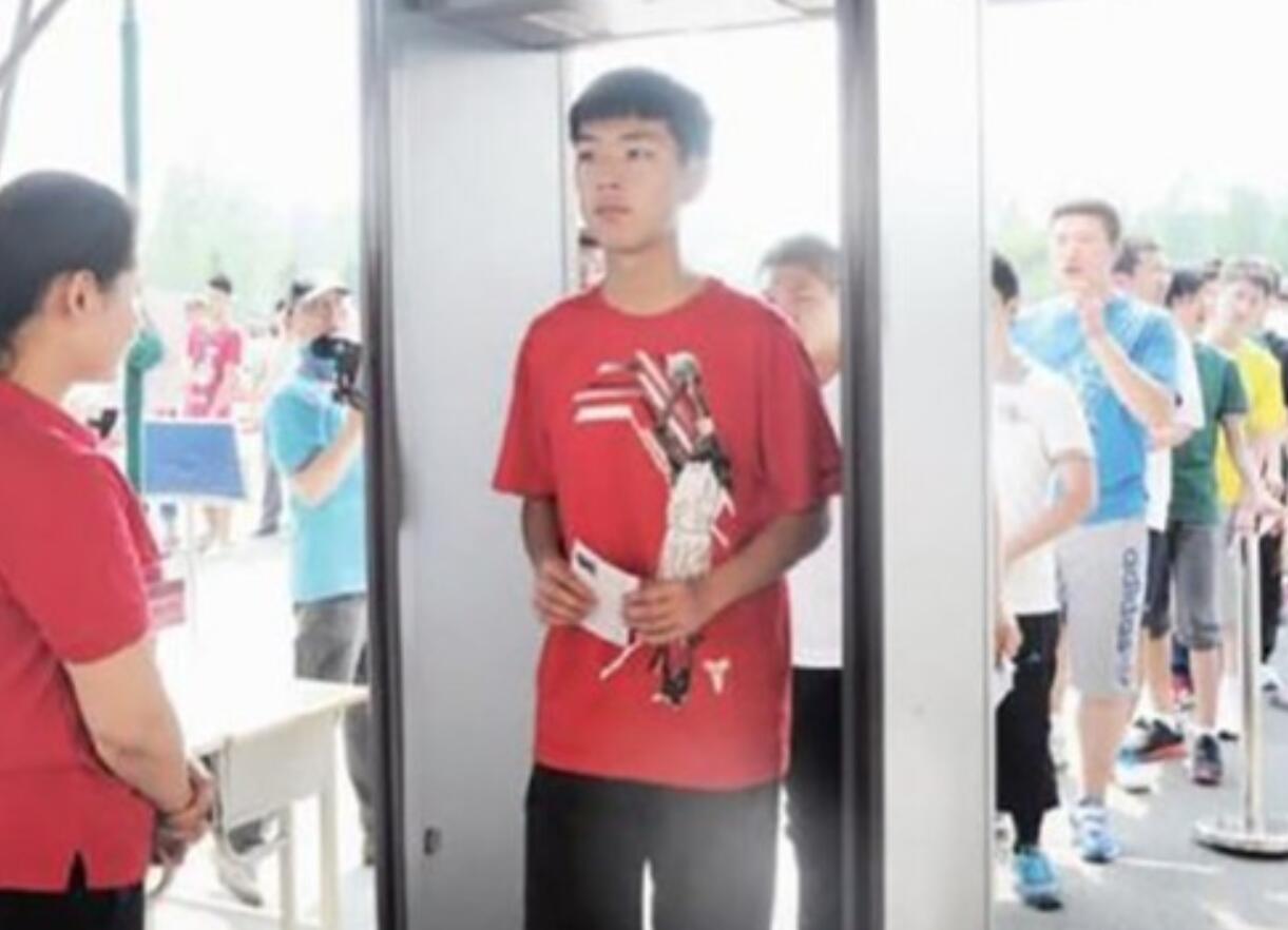 維和時(shí)代金屬探測安檢門為汕尾華僑管理區(qū)中心小學(xué)安保工作保安全