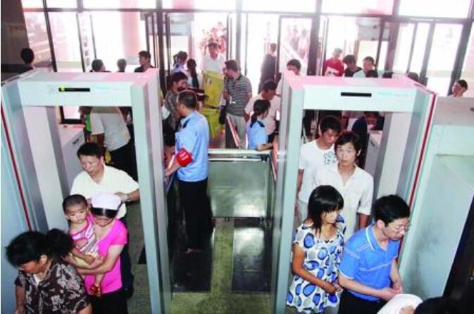 粗心旅客過唐山火車站安檢門通道遺落萬元現(xiàn)金背包[圖]