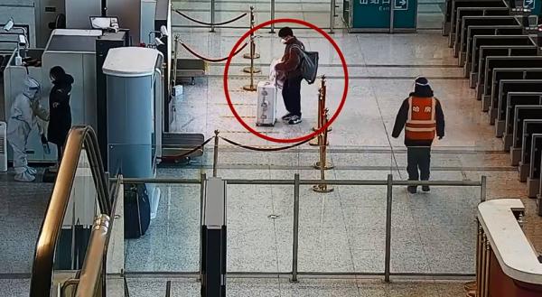 粗心大學(xué)生雙肩包落在安檢儀上【圖文】