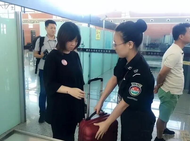 女性進(jìn)入安檢門(mén)通道時(shí)，安檢員會(huì)感到尷尬嗎？過(guò)安檢的注意事項(xiàng)-5.jpg